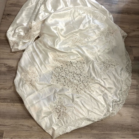 Vintage Alfred Angelo Collection Wedding Dress with long beaded Train size small - Picture 4 of 17